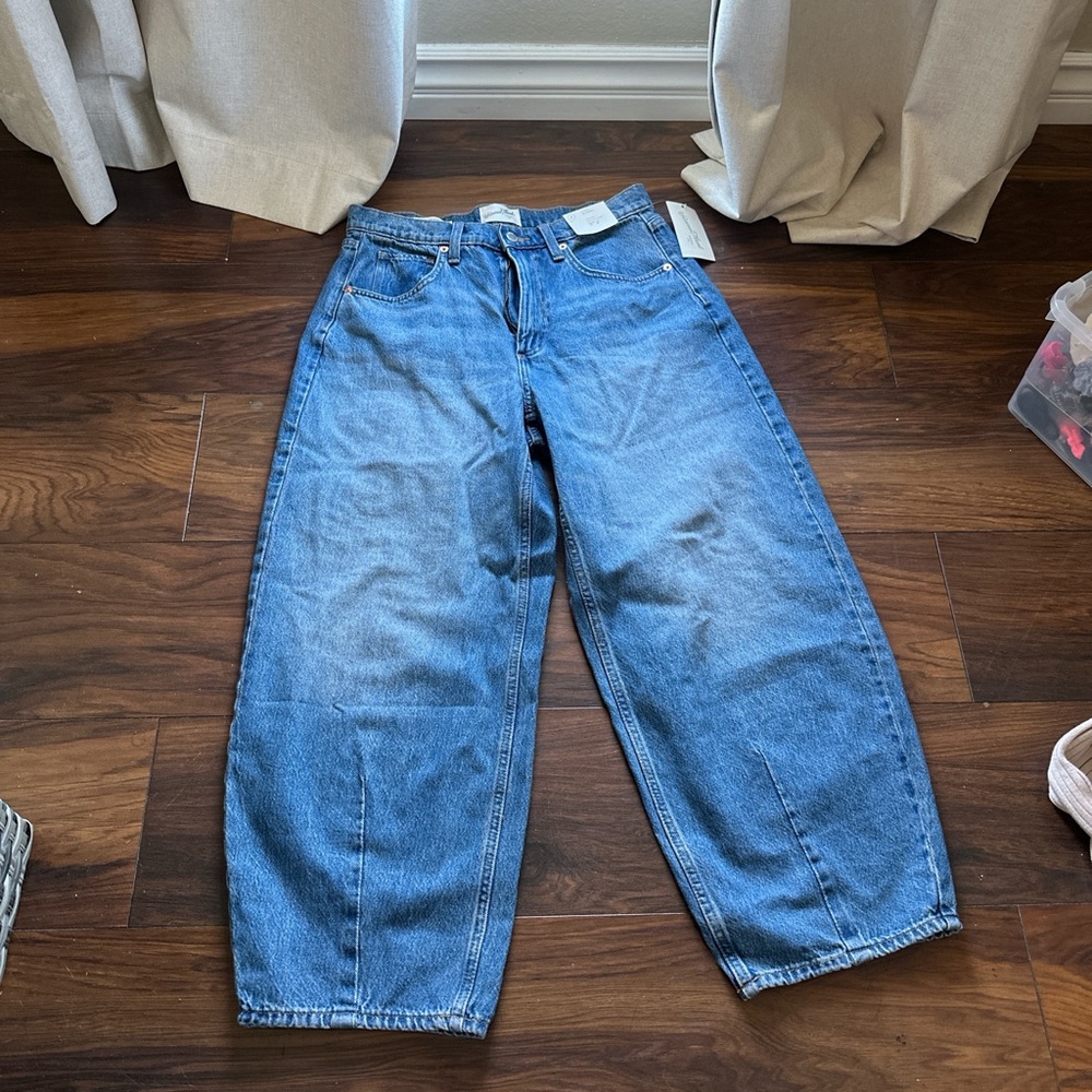 Universal Thread Medium Blue High-Rise Easy Barrel Jeans